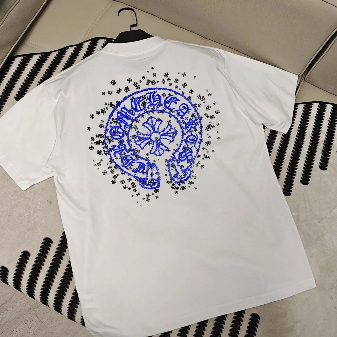 🅿️190 Year-round large supply, Croxin🔥🔥4050 new spring and summer fashionable round neck short sleeves👍high-end customization and versatile styles! It is more practical and can be easily controlled by anyone 🔥Made from 95% cotton + 5% Tencel 🔥fabric, it feels very nice, does not cause pilling, and does not deform. It is luxurious and classic 🐮logo design, very classy 👍A must buy for those who know the goods! The cut is a loose fit, suitable for both men and women! It shows your aura and also highlights your sophistication. This is its uniqueness. The effect on the upper body is very good. Size: S-XXL ⚠️Reference (model trying on, height 173cm, weight 145kg, wearing size L), can wear up to 200kg.